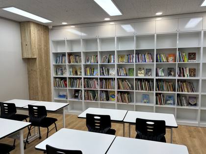 파란벽 사인 진열